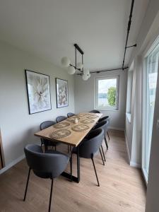 a dining room with a wooden table and chairs at Apartamenty Sznurki in Sznurki +13 photos