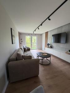 a living room with a couch and a table at Apartamenty Sznurki in Sznurki