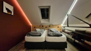 a room with two beds in a room with a staircase at Gîte La Siroperie in Wanze