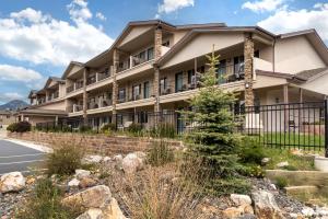 an apartment building with a tree in front of it at Best Western Plus Silver Saddle Inn in Estes Park