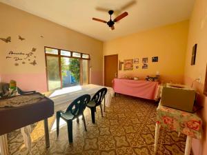 a room with chairs and a table and a table at POUSADA OCZ Centro1 in Osvaldo Cruz