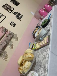 a table with a tray of food on a table at POUSADA OCZ Centro1 in Osvaldo Cruz +5 photos