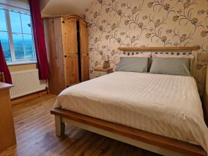 a bedroom with a large white bed in a room at Apartment in Coolea in Bard Inch