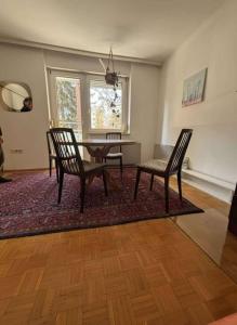 a living room with a table and two chairs at Ruhig und gemütlich in Graz