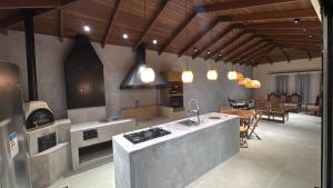 eine Küche mit Herd und ein Esszimmer in der Unterkunft Refúgio Gamboa in São Francisco do Sul