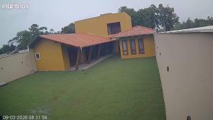 ein Haus mit einem großen Vorgarten in der Unterkunft Refúgio Gamboa in São Francisco do Sul