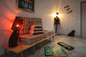 a living room with a couch with books and a lamp at La Kaz Sumac in Saint-Pierre +12 photos