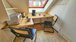 a small kitchen with a table and chairs in a tiny house at Aparthotel Marion Weber in Bremen