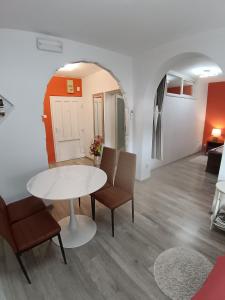 a living room with a white table and chairs at Apartman Drenovac in Slunj