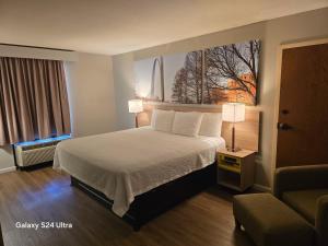 a hotel room with a bed and a window at Days Inn & Suites by Wyndham Cuba in Cuba +30 photos