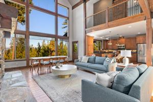 a living room with two blue couches and a table at Trailside Lodge in Cle Elum