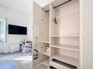 a room with white shelves and a desk at B&B Edda Maison Centralissimo sul Lungomare con Posto Auto e Giardino Privato in Sperlonga +37 photos