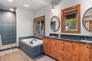 a bathroom with a tub and two sinks and mirrors at Trailside Lodge in Cle Elum +36 photos