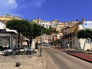 a street in a city with buildings in the background at B&B Edda Maison Centralissimo sul Lungomare con Posto Auto e Giardino Privato in Sperlonga