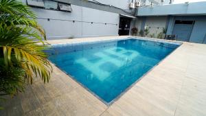 a swimming pool with blue water in a building at Barrudada Palace Hotel-Boa Vista in Boa Vista