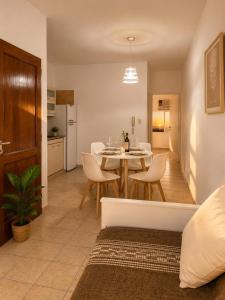 a dining room and kitchen with a table and chairs at Destino Wilde in Resistencia