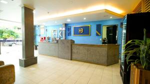 a bar in a restaurant with a blue wall at Barrudada Palace Hotel-Boa Vista in Boa Vista +40 photos