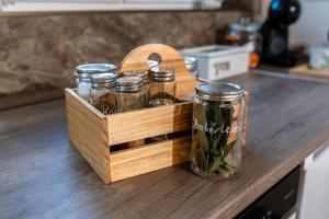 a wooden crate with jars on a kitchen counter at Róna Fénye Vendégház in Sándorfalva
