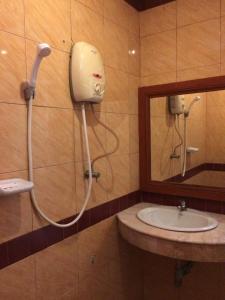 彭世洛的住宿－卡萊薩恩普萊斯酒店，带淋浴、水槽和镜子的浴室
