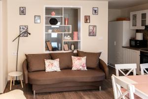 a living room with a couch and a table at Róna Fénye Vendégház in Sándorfalva +25 photos