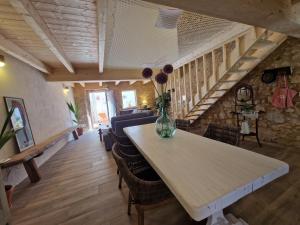ein Wohnzimmer mit einem Tisch und einer Blumenvase in der Unterkunft Ca la Babus in Bellcaire dʼEmpordà