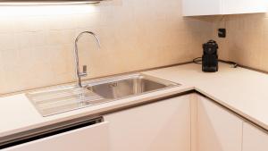 a kitchen counter with a sink in a kitchen at Gomes Comfort House Borghetto in Valeggio sul Mincio