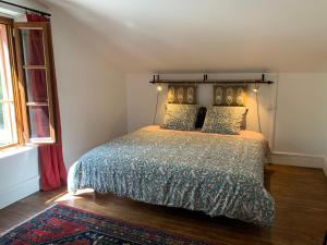 a bedroom with a bed and a window at La Maison d'Ecluse No17 - Chambres d'hôtes in Castelsarrasin