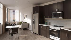 eine Küche mit schwarzen Schränken, einem Tisch und einem Sofa in der Unterkunft Vintedge Residences in Lyndhurst