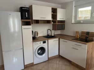 a kitchen with a washing machine and a washer at Mng home in Kippenheim