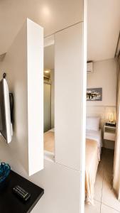 a bedroom with a bed and a large mirror at MaxLoft - Studio Moderno in Joinville