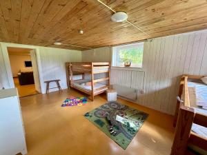 a small room with a bunk bed and a window at Ferienwohnung Runeholm in Fjälster