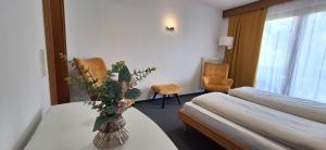 a hotel room with a table with a vase of flowers at Urlaub by Julka in Ledenitzen