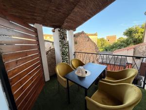 a balcony with a table and chairs on a balcony at Lalya App in Vodnjan