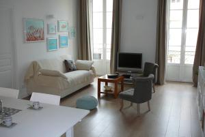 2 Bedrooms Appartement In Central Location on the famous Place Massena Nice tesisinde bir oturma alanı