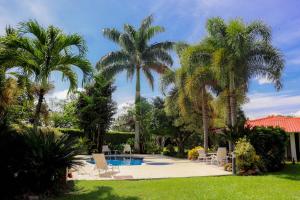 a resort with a pool and palm trees at Villa de lujo a 20 mins Buga con Piscina privada, Jacuzzi y BBQ in Guacarí +49 photos