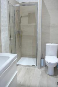 2 Bedrooms Appartement In Central Location on the famous Place Massena Nice tesisinde bir banyo