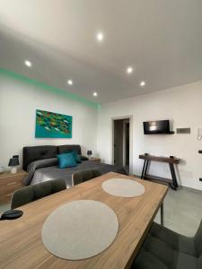 a living room with a table and a couch at Le Perle di Aspra in Aspra