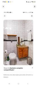 a bathroom with a toilet and a sink at Quarto Bem Localizado em Lugar Tranquilo in Barueri