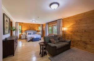 a living room with a couch and a bed at Blue Mountains Cabin in Boquete +20 photos