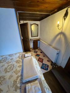 a room with a bed and a window in a room at Geyikli Konak in Mudurnu +4 photos