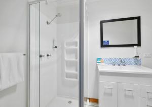 a bathroom with a shower and a sink and a mirror at Stanley Seaview Inn in Stanley +66 photos