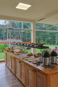 a buffet line with food and a roller coaster at ARAÝ Pousada in Campos do Jordão