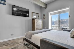 a bedroom with a large bed and a window at Gondola Heights Hideaway in Steamboat Springs