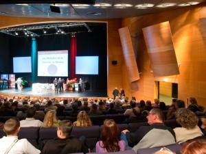 a crowd of people watching a presentation in a large auditorium at Novotel Belfort Centre Atria in Belfort