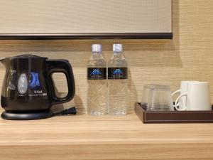 Příslušenství pro přípravu čaje a kávy v ubytování Astil Hotel Shinosaka Precious