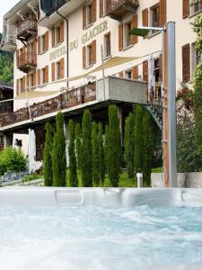 a swimming pool in front of a building at DU GLACIER Boutique & Traditions Hotel in Fiesch
