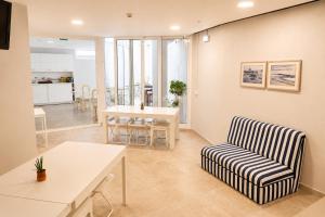 ein Wohnzimmer mit einem Stuhl und einem Tisch in der Unterkunft Arca Nova Hostel - Caminha in Caminha