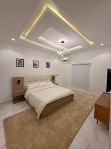 a bedroom with a bed and a chalkboard on the wall at Luxury 3 Bedroom Duplex Service Aparment in Abuja in Abuja