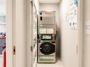 eine Waschmaschine und ein Trockner in einem Zimmer in der Unterkunft Arca Nova Hostel - Caminha in Caminha
