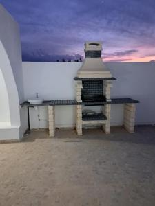 a bench sitting on top of a white wall at villa mellita in Mellita